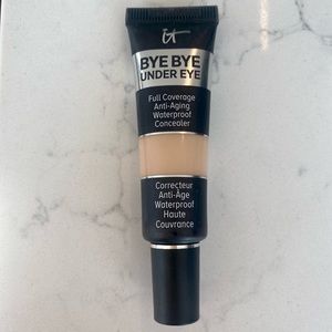 IT Cosmetics Bye Bye Under Eye Light Nude concealer